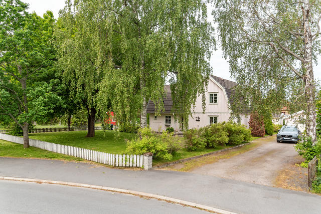 Magisk tomt med stor uppfart med plats för flertalet fordon. 