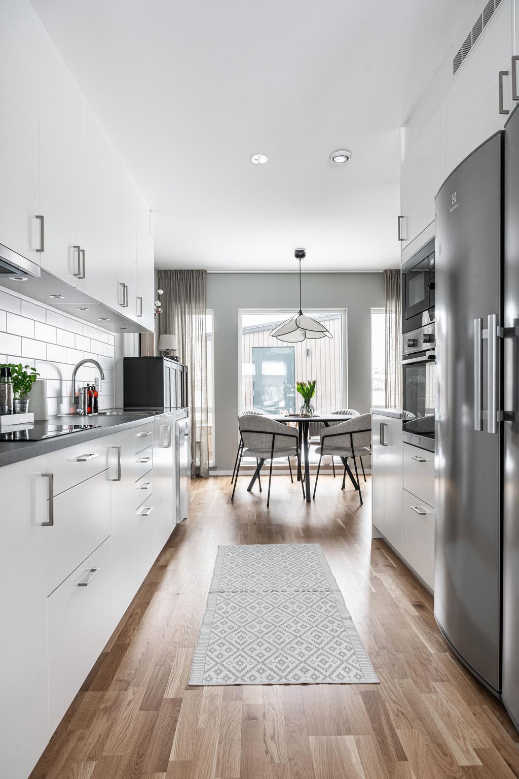 Från vardagsrummet har man bra uppsikt över kök och vidare matplatsen. 