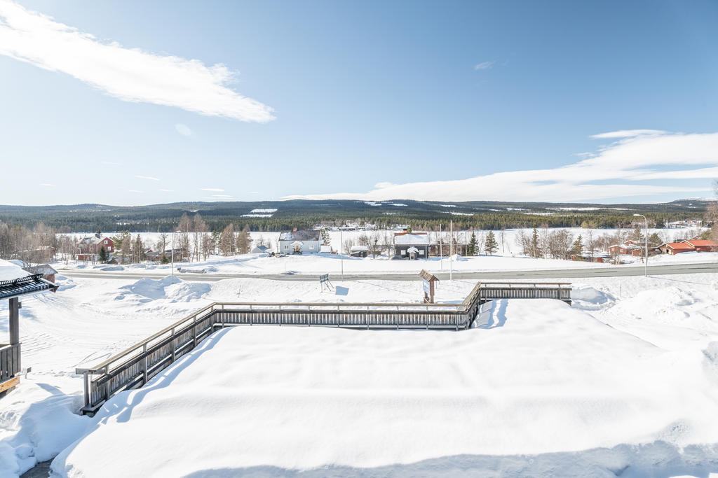 På bilden snötäckt men sommartid en fantastisk altan.