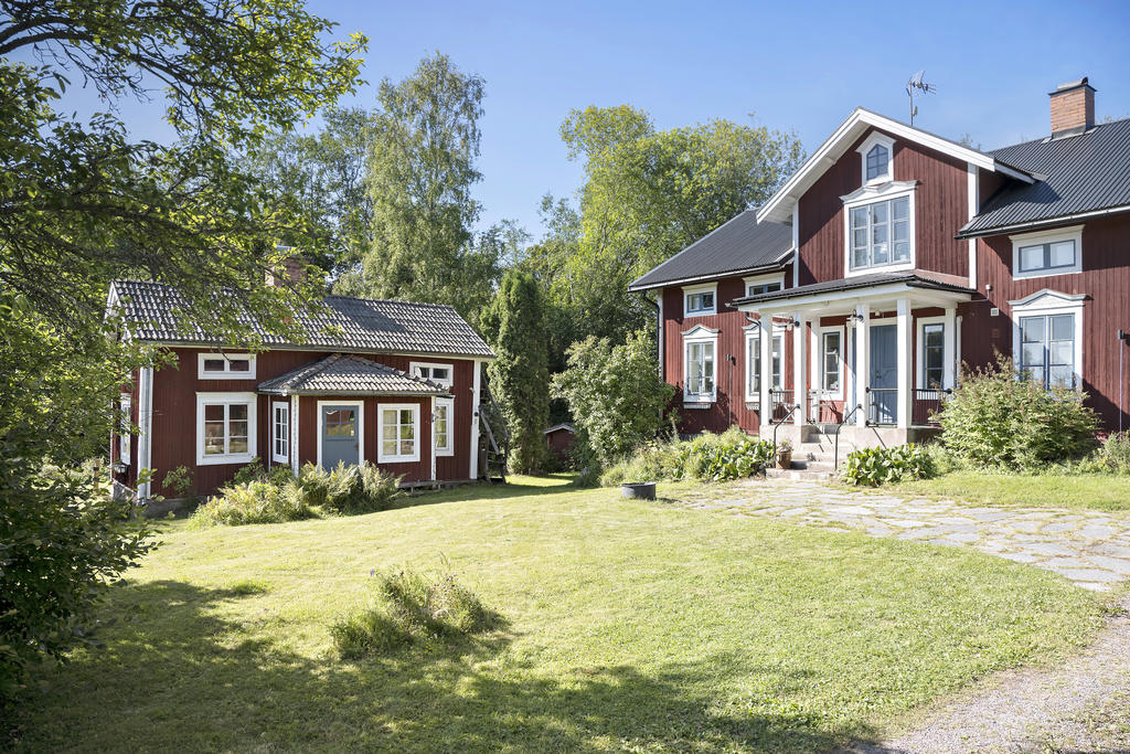 Fasad och delar av tomten
