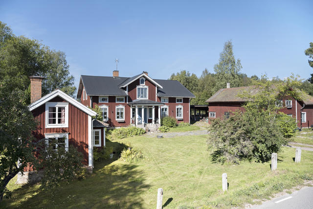 Vy över fastigheten med byggnader