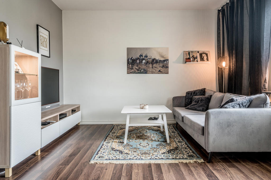 Del av vardagsrum med plats för både soffgrupp och matplats eller arbetsyta