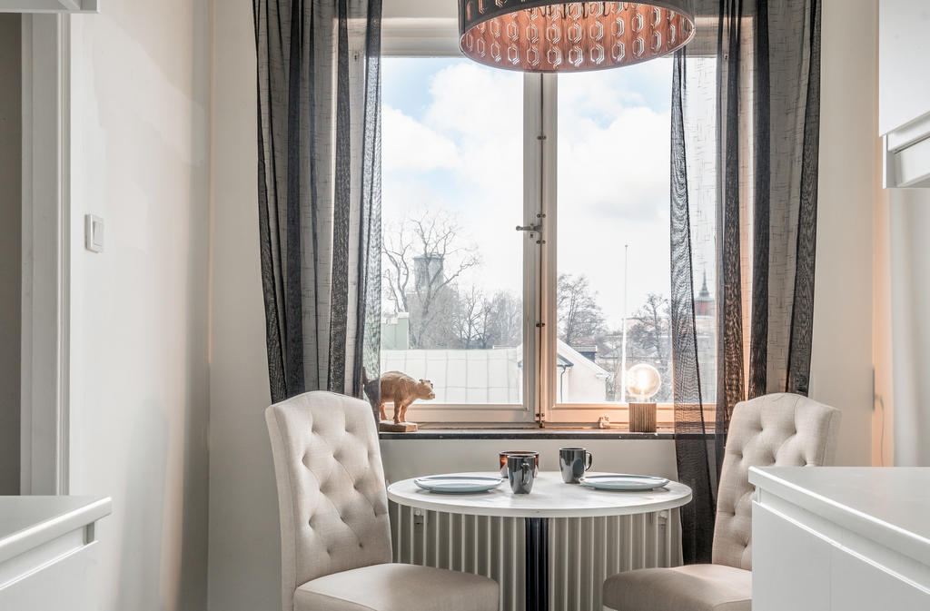 Matplats intill fönster