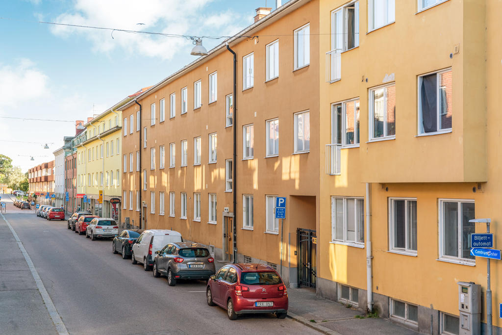 Östra Kyrkogatan, bara några meter att ta sig ner till Storgatan med barer, restauranger och café.