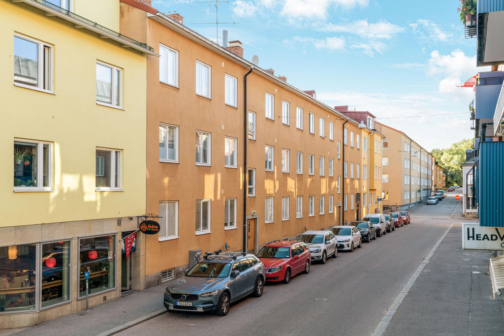Som närmsta granne finns en av de bästa sushiställen i stan