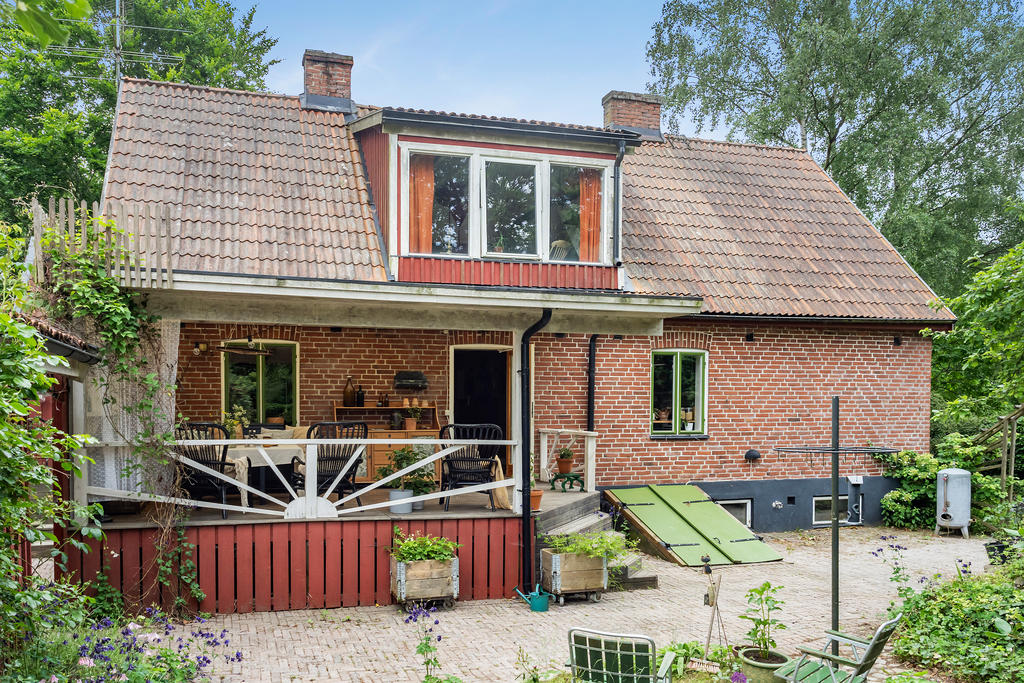 Trädgårdssidan med trädäck under tak