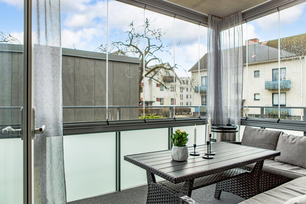 Från kök och matplats öppnar sig dörrarna mot det inglasade uterummet som blir som ett extra rum i hemmet. Här kan ni njuta av ljumma sommarkvällar och koppla av året om tack vare infravärmaren. 