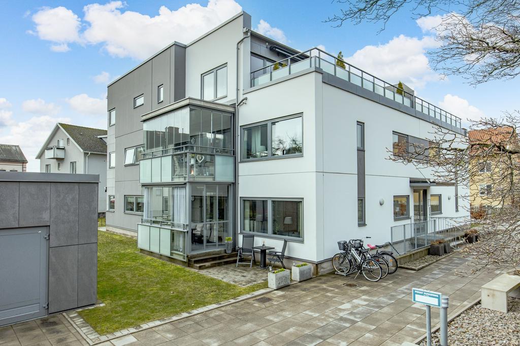  bekvämligheten av att bo i en bostadsrätt med den lyxiga friheten att kunna kliva rakt ut för att sola, grilla eller odla på din egen privata uteplats.