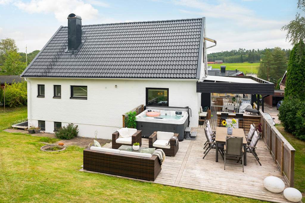 Här finner vi en härlig villa med stor altan med plats för allt som hör sommaren till såsom platsbyggd bar, loungegrupp, matplats och spa-bad.