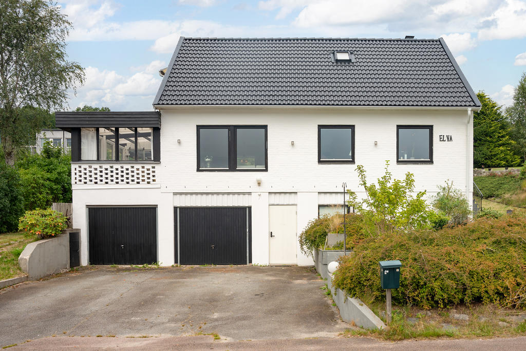Plats för flera bilar finns på husets uppfart.