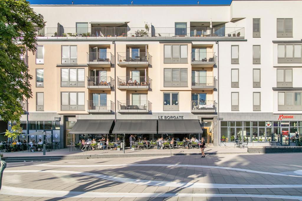 Ett stenkast till restauranger och matbutik 