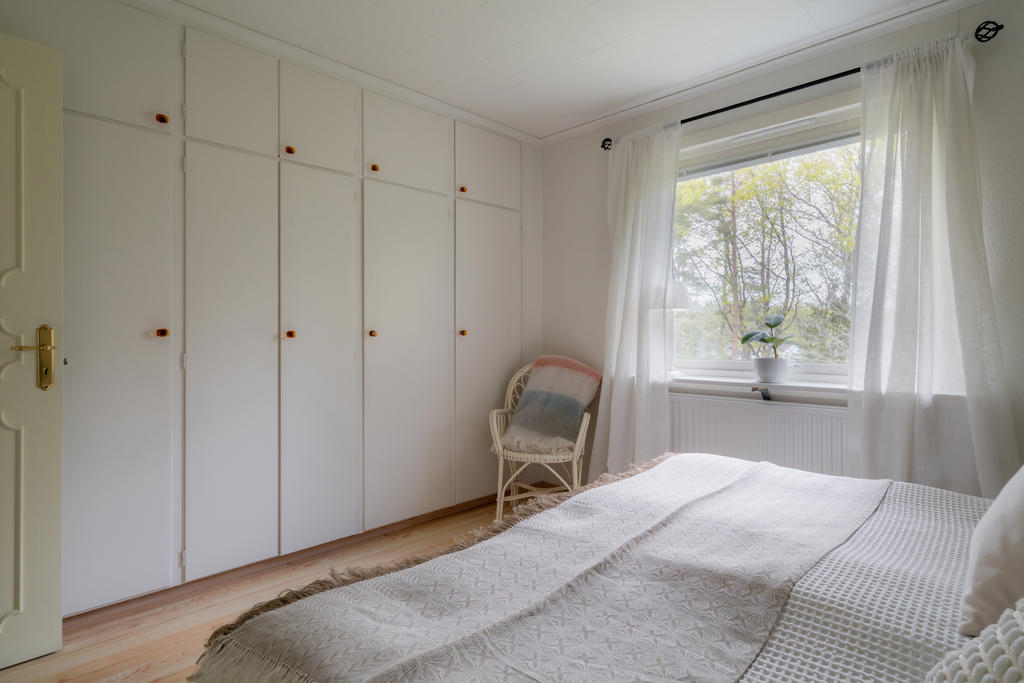 I sovrum 2 är det gott om garderober längsmed hela väggen