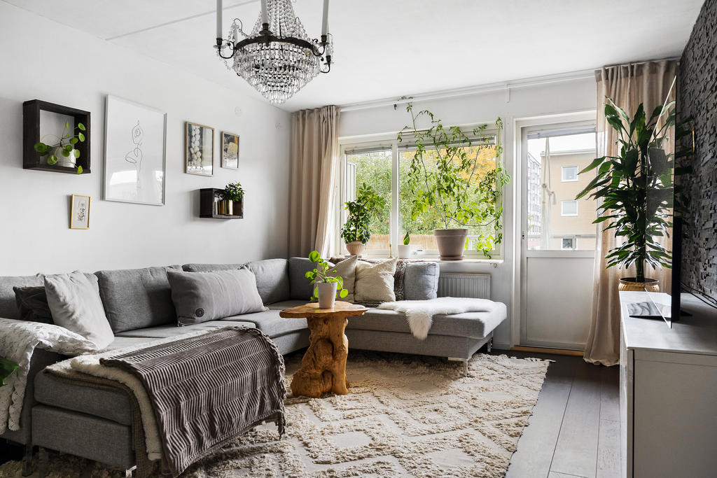 Vardagsrum med utgång till balkongen