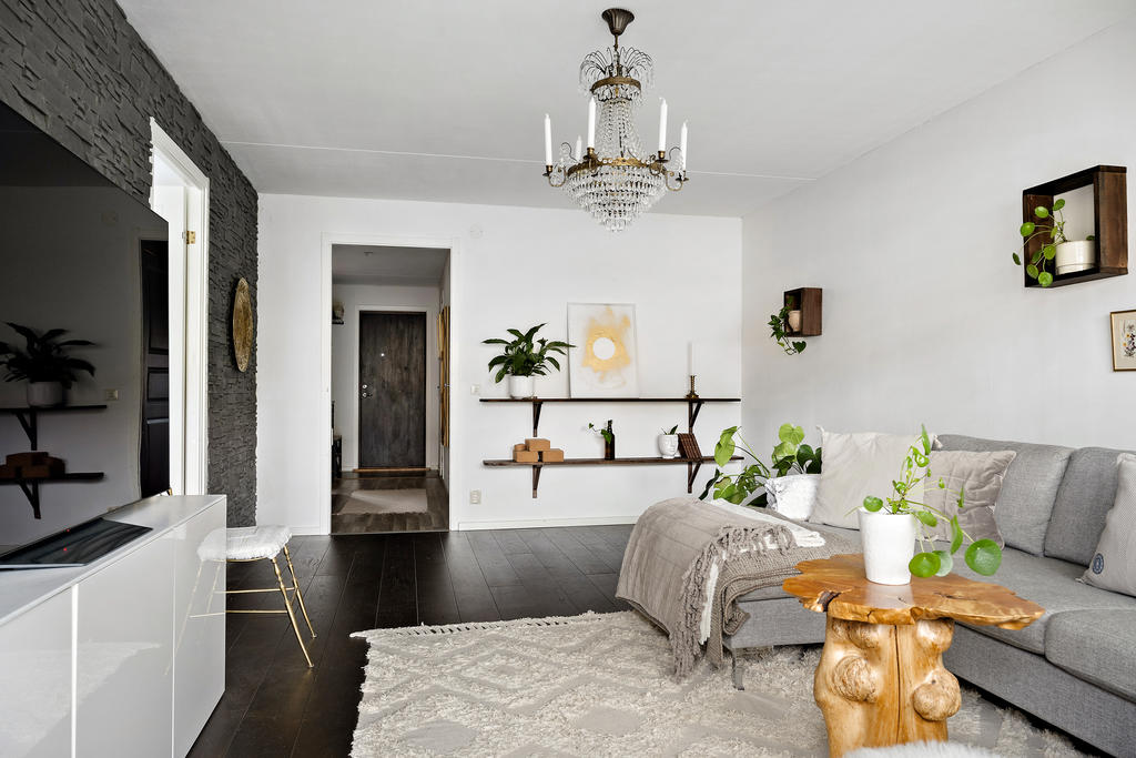 Stort vardagsrum som även rymmer en extra matplats om behovet finns