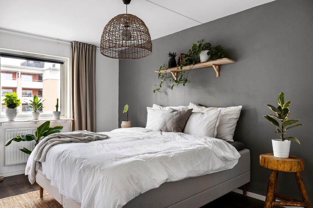 Rymligt sovrum där en dubbelsäng får plats