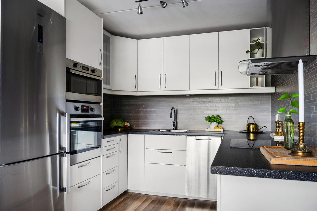 Kök i stilrent vitt och grått