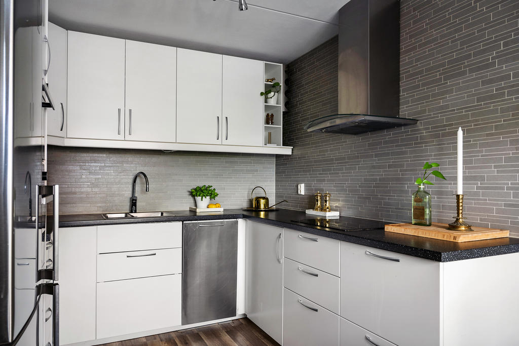 Här finns både induktionshäll och diskmaskin