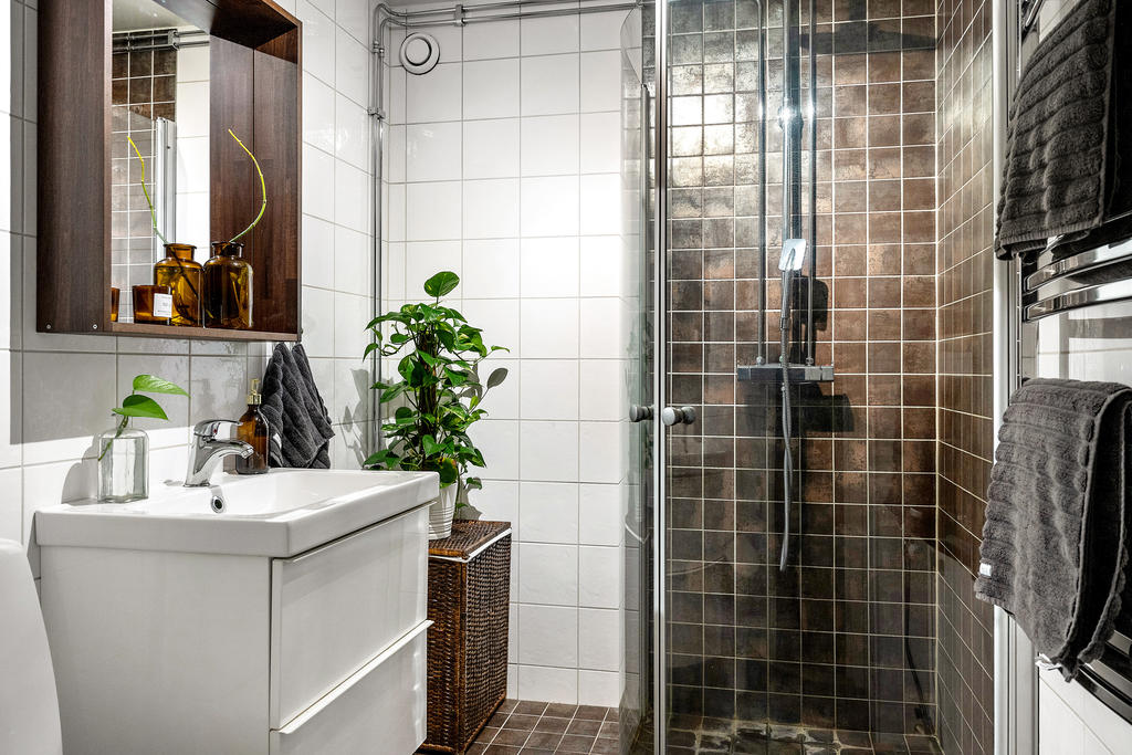 Snyggt, helkaklat badrum med dusch!