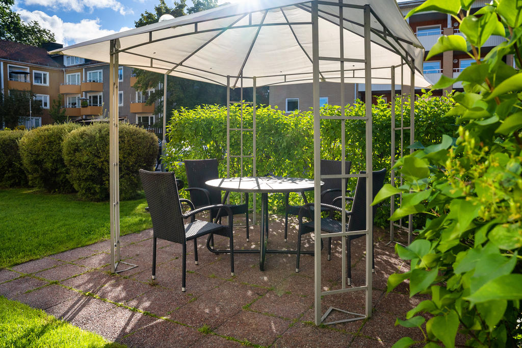Gemensam uteplats på den lugna innergården