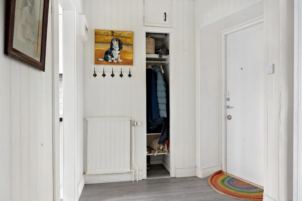 Rymlig hall med plats för avhängning och garderober.
