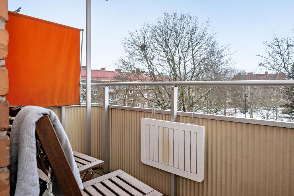 Från balkongen har du utsikt över den fina soltorgsparken.