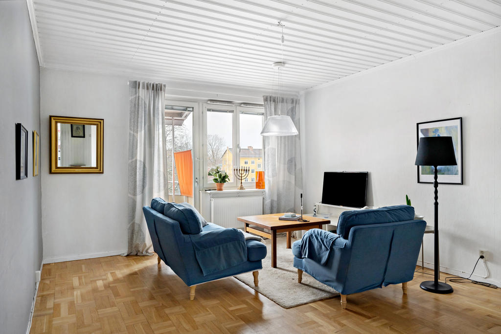 Vardagsrummet med utgång till den härliga balkongen.