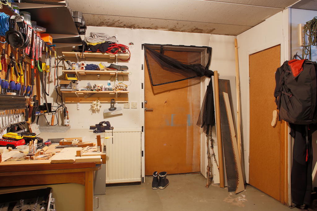 Hobbyrum och utgång till gården 