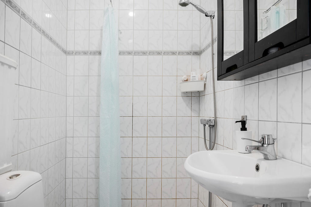 Helkaklat badrum med dusch