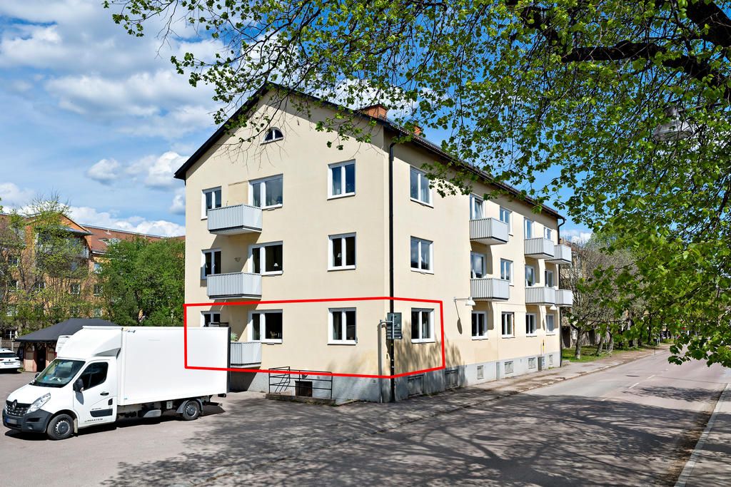 Lägenhetens sträcker sig utmed husets gavel