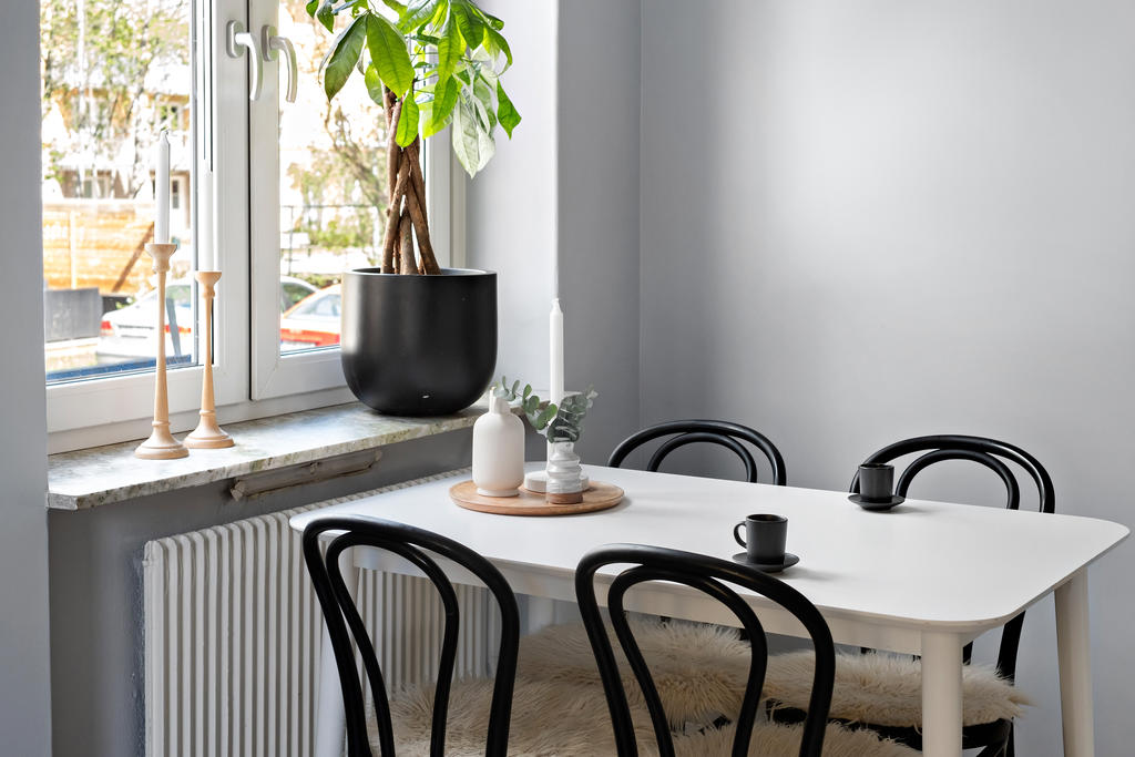 Matplats vid ett av kökets fönster
