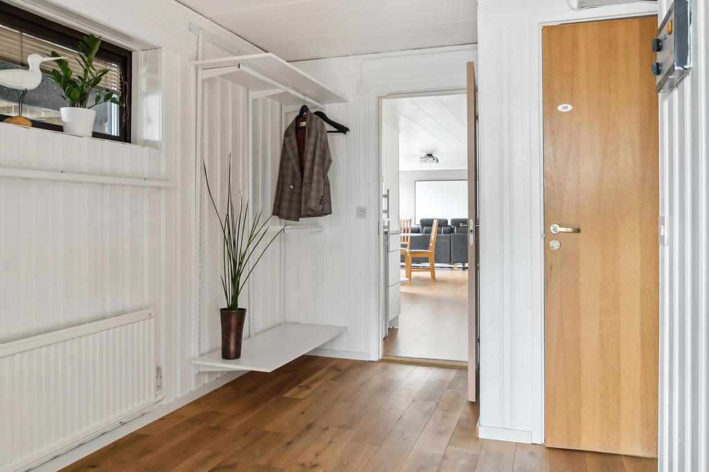 Gästlägenhet i nedre etage med egen ingång.