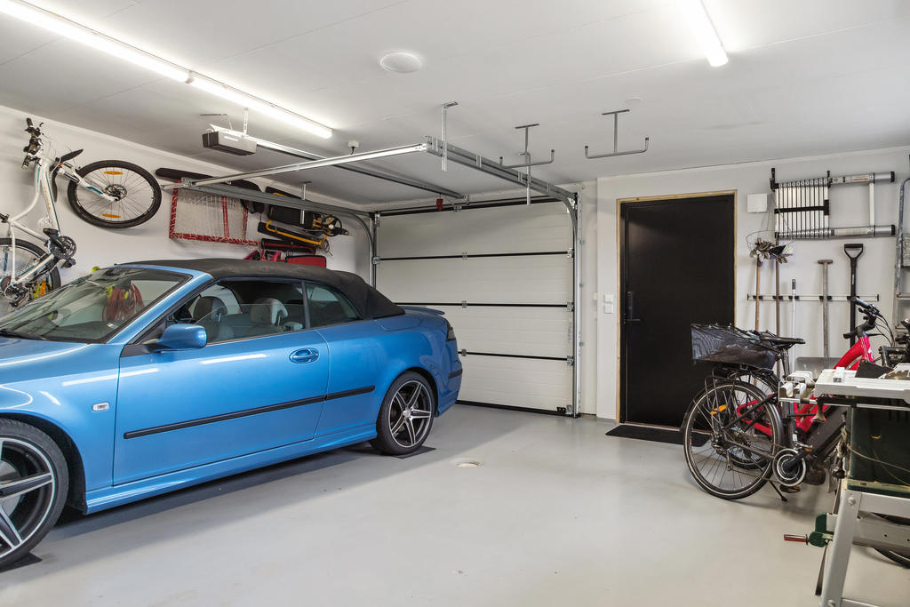 Rymligt garage med elport
