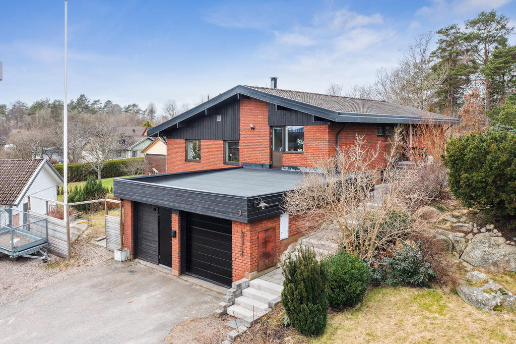 Stort garage och elbilsladdare