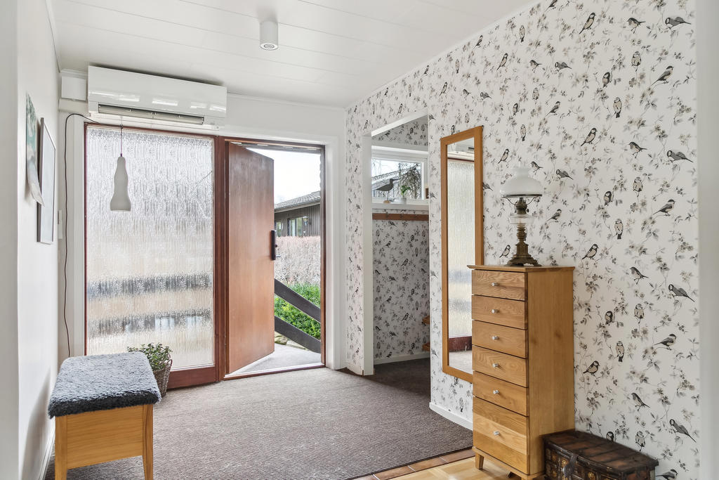 Rymlig hall med kapprum