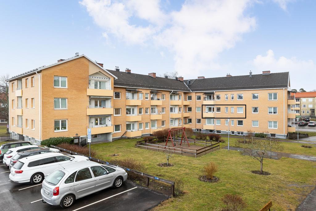 Bostaden är belägen på våning två och har balkong mot innergården
