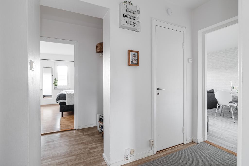 Hall med plats för klädavhängning och en klädkammare