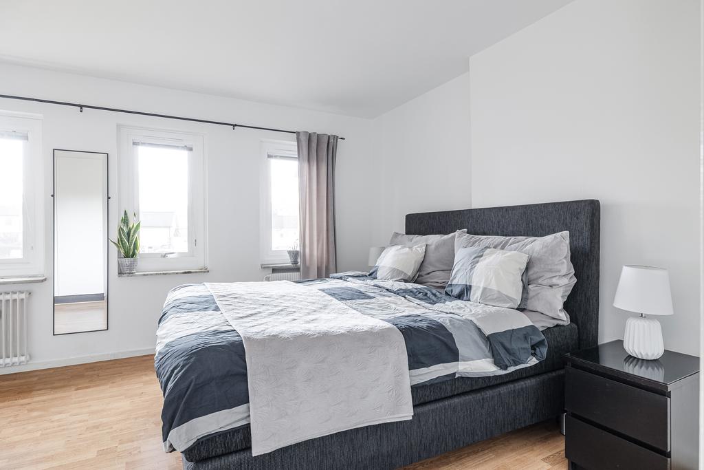 Rymligt sovrum med plats för dubbelsäng