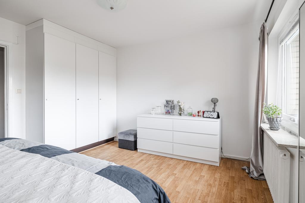 Sovrum med garderobslänga