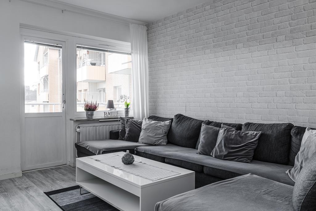 Vardagsrum med plats för både matbord och soffa