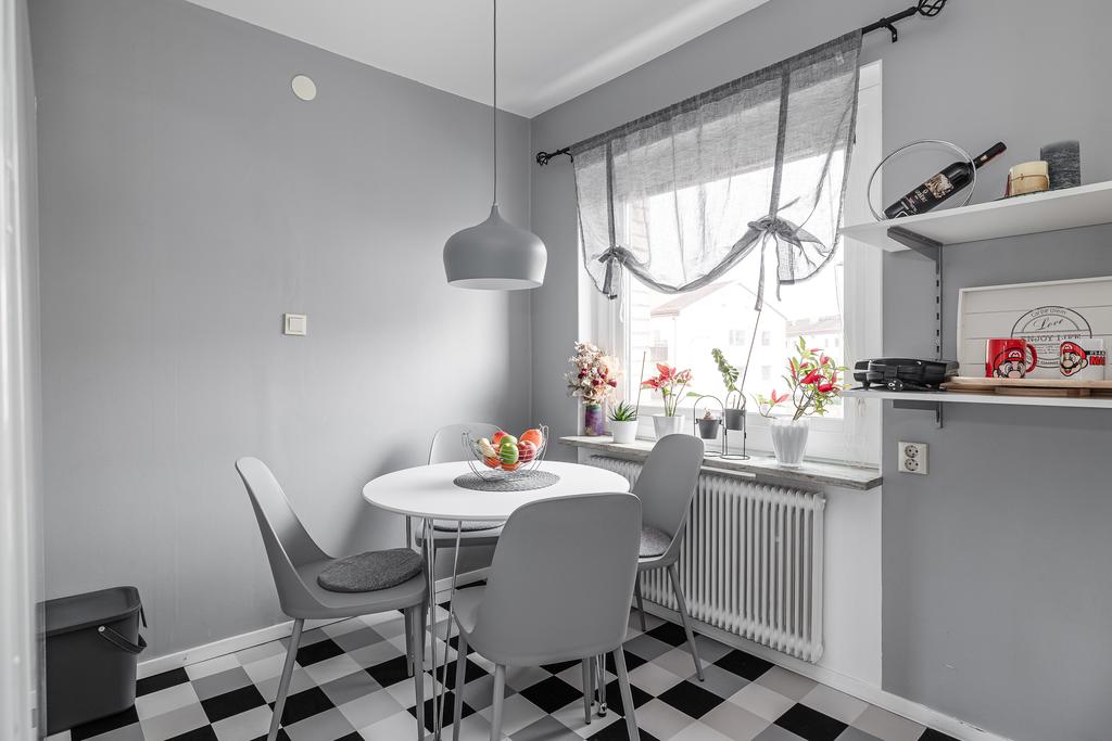 Kök med plats för mindre matbord 