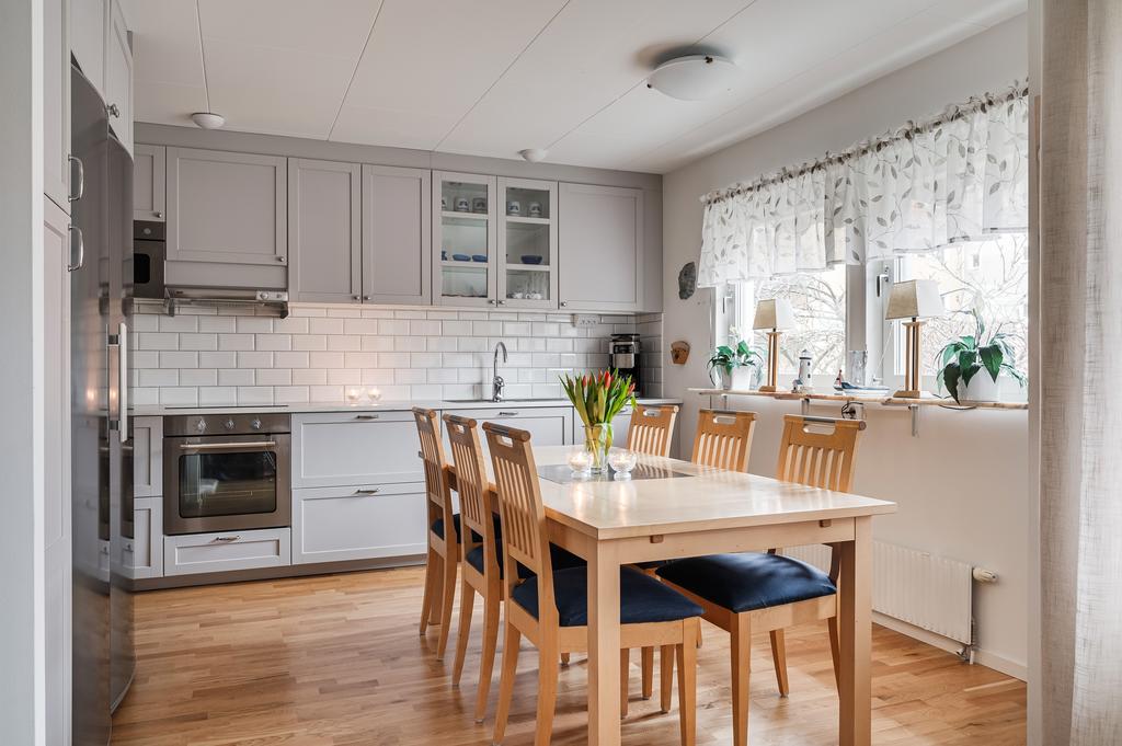 Modernt och stilrent kök men gott om plats för matbord