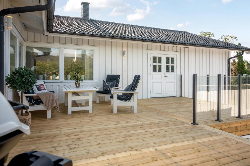 Underbar nybyggd altan med bästa  solläge!
