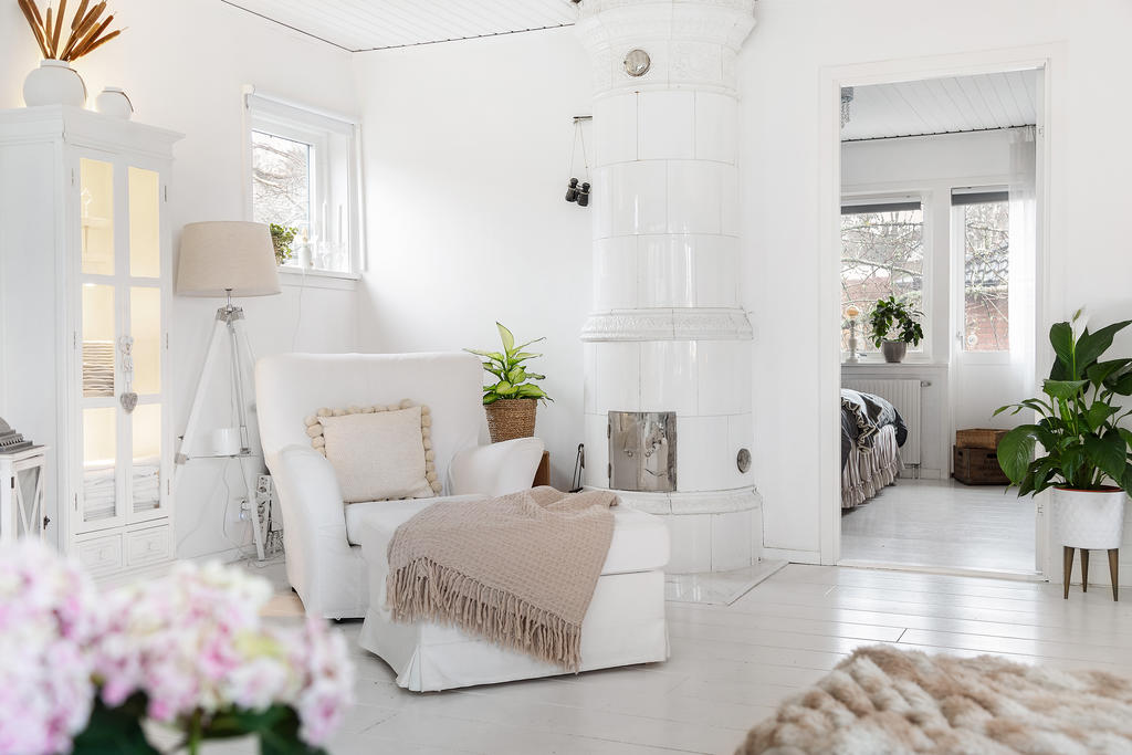 Kryp upp i läshörnan och känn värmen från den lika vackra som funktionella kaminen, här skymtar vi även master bedroom med sin egna walk-in closet