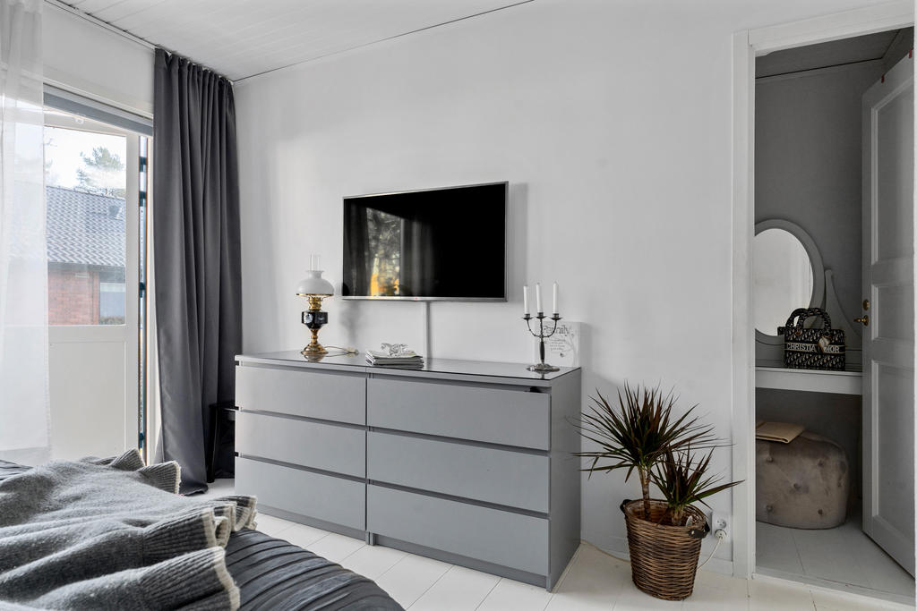 Gott om plats för dubbelsäng och förvaring samt egen walk-in closet