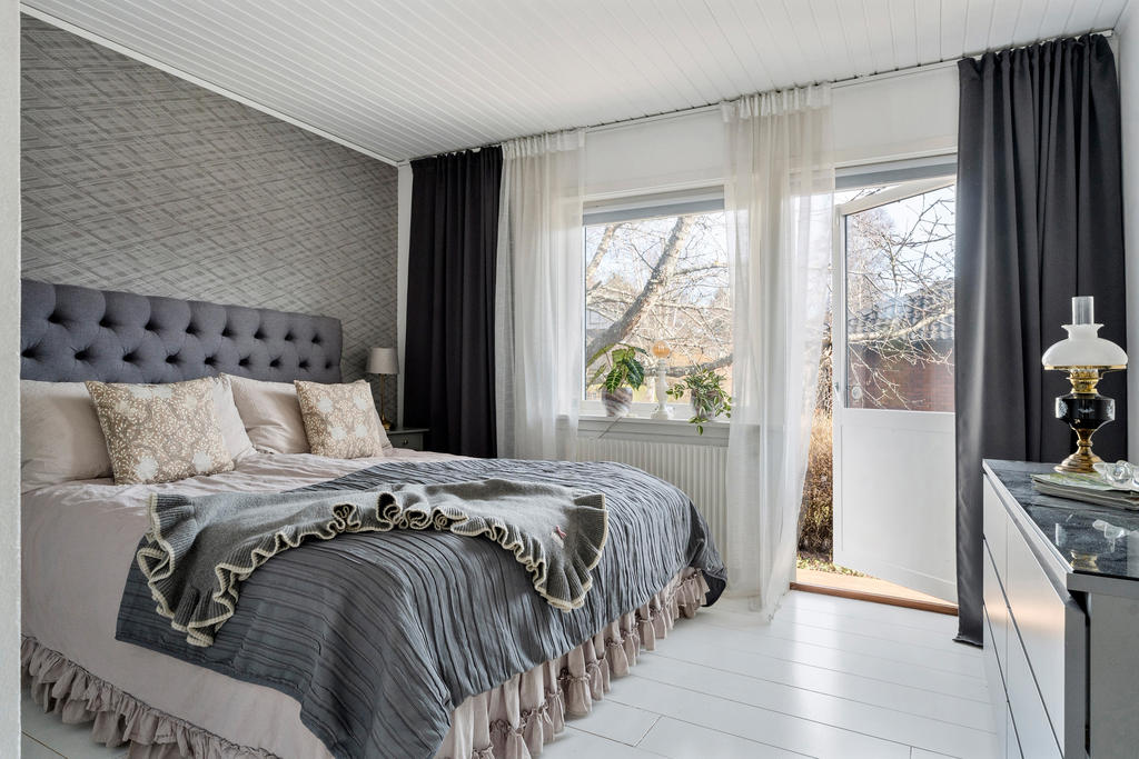 Master bedroom med egen utgång till trädgården