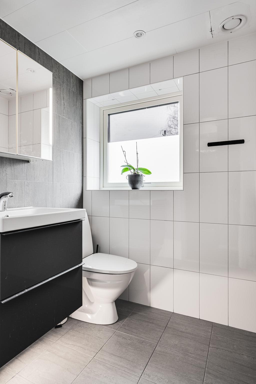 Stilrent badrum inrett i industriell stil.