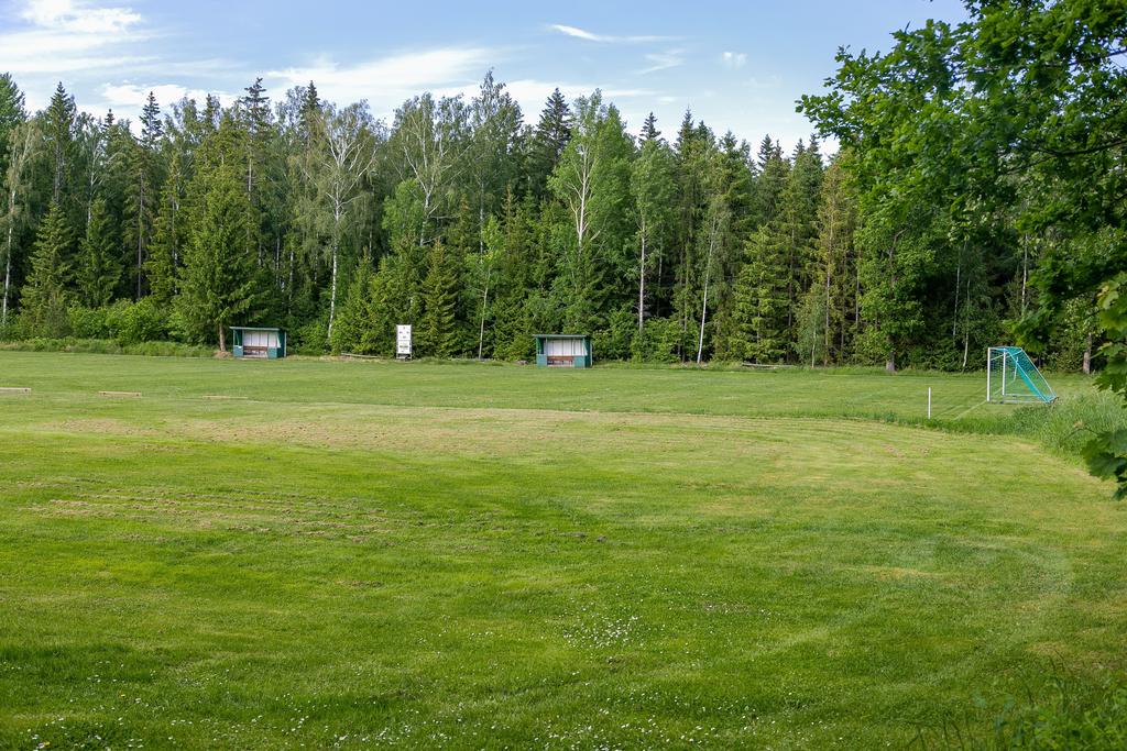 Fotbollsplan ligger nära