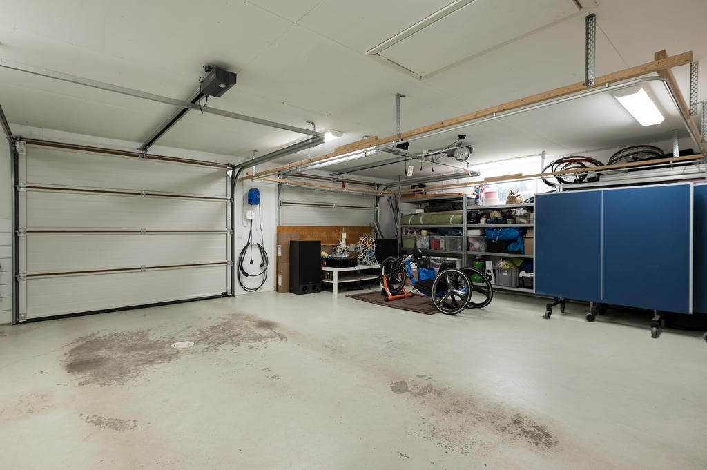 Dubbelgarage med elbilsladdare, vattenburen golvvärme och elektriska garageportar