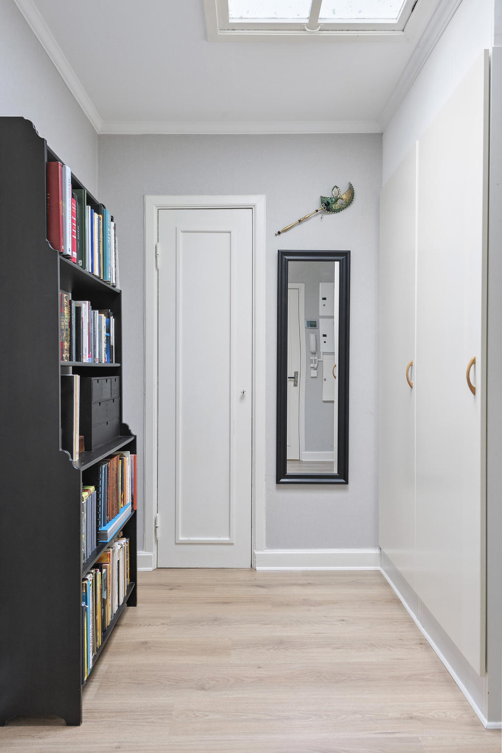 Hall med garderob samt klädkammare