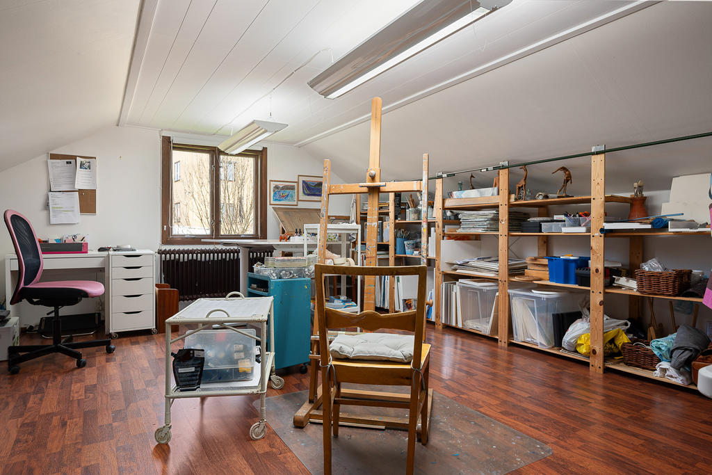 Rymligt allrum eller rejält arbetsrum (idag ateljé) på vindsplan